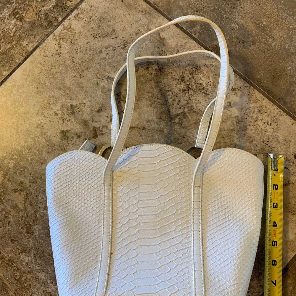 Vintage white leather handbag with scalloped top … - image 9