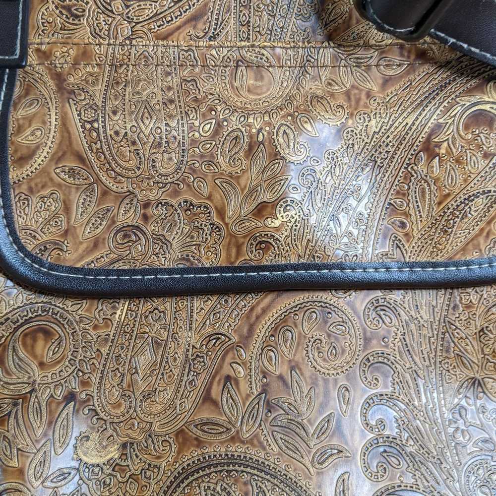 Vintage Relic Brown Paisley Embossed Leather Zip … - image 5