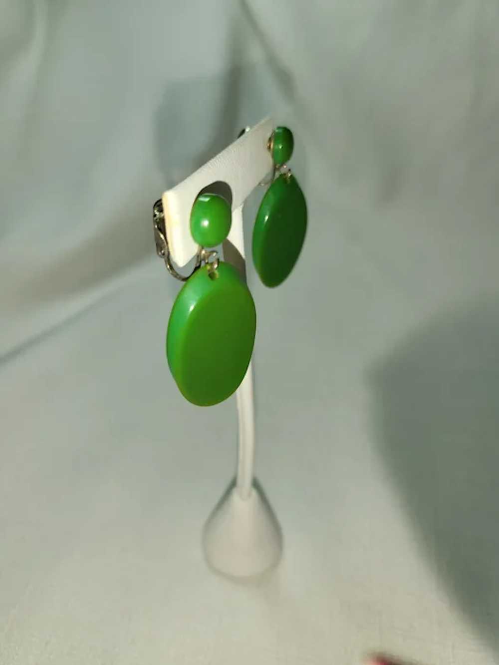 Kelly Green Bakelite Dangle Earrings - image 2