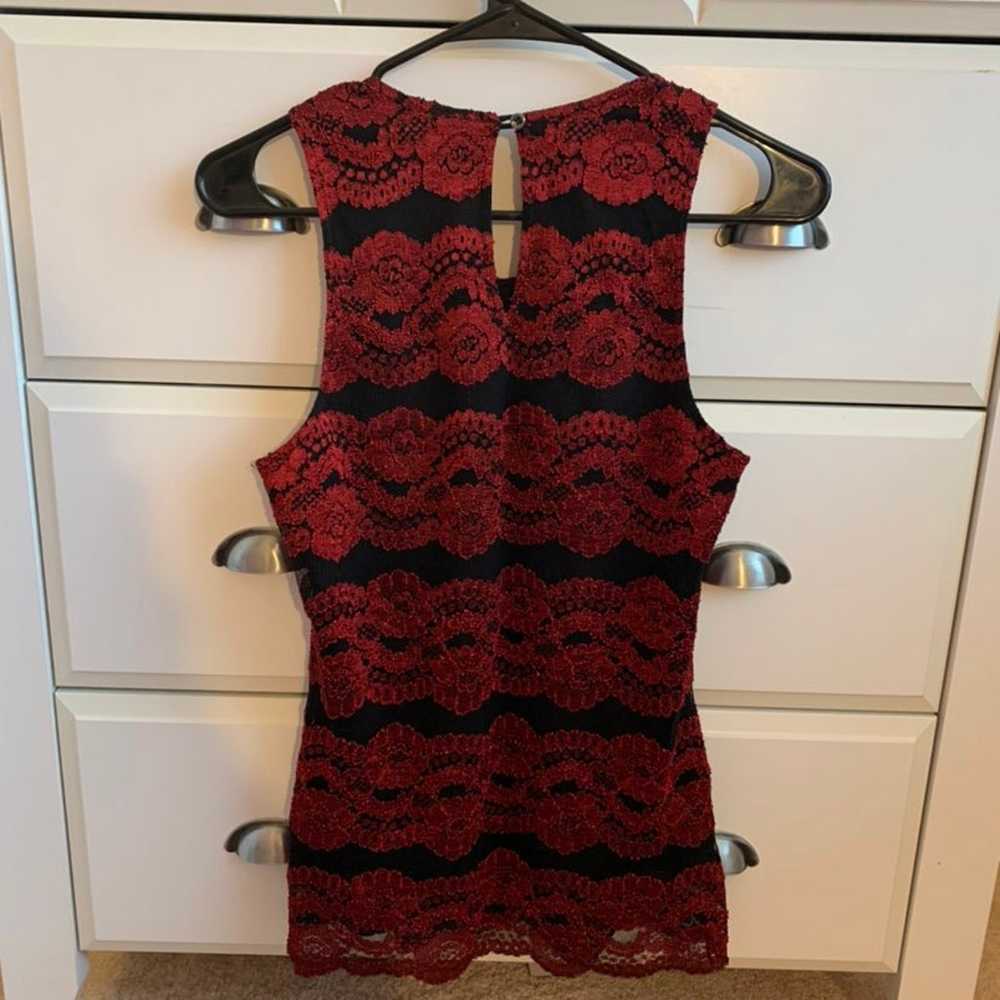 Embroidered red lace slimming tank - image 2
