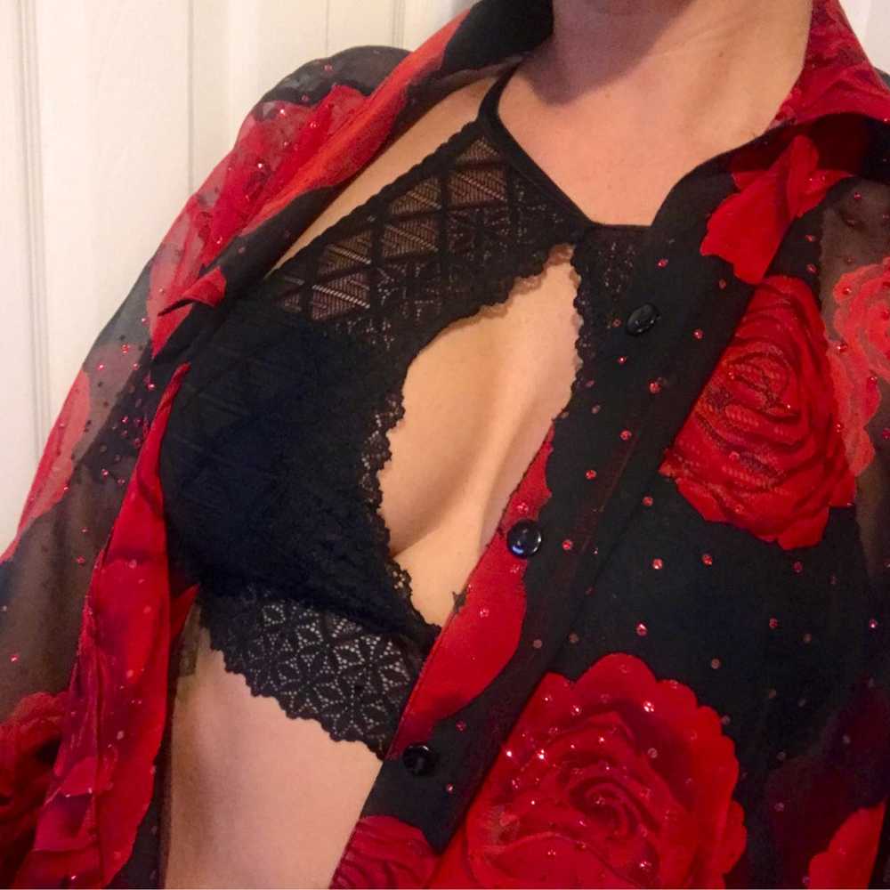 SHEER ROSES Blouse with red glimmer/spar - image 4