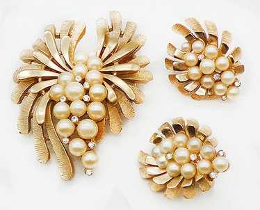 Trifari Golden Leaves Faux Pearls Brooch Set - image 1