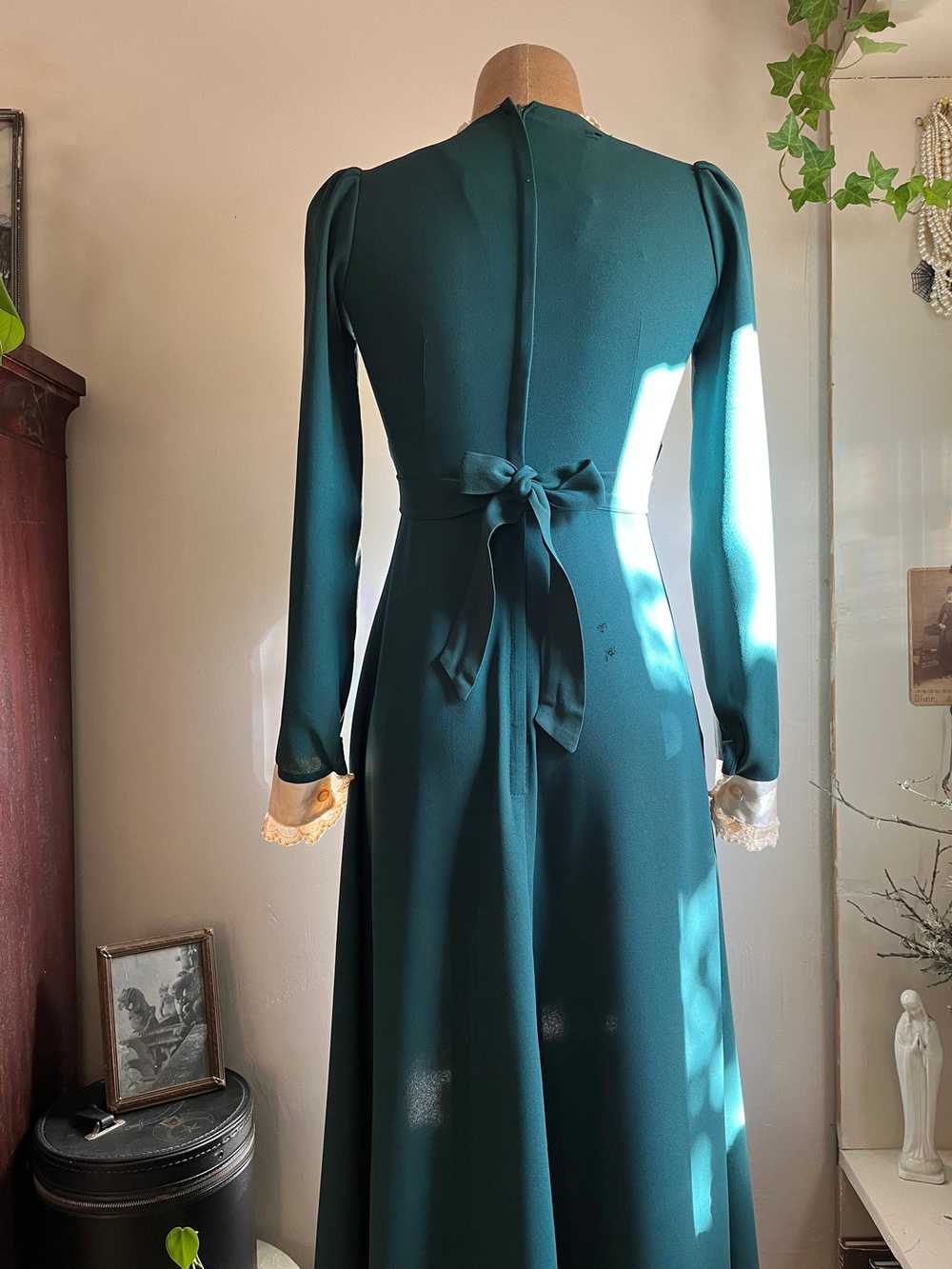 1970’s Vintage Pine Needle Green Crepe and Satin … - image 10