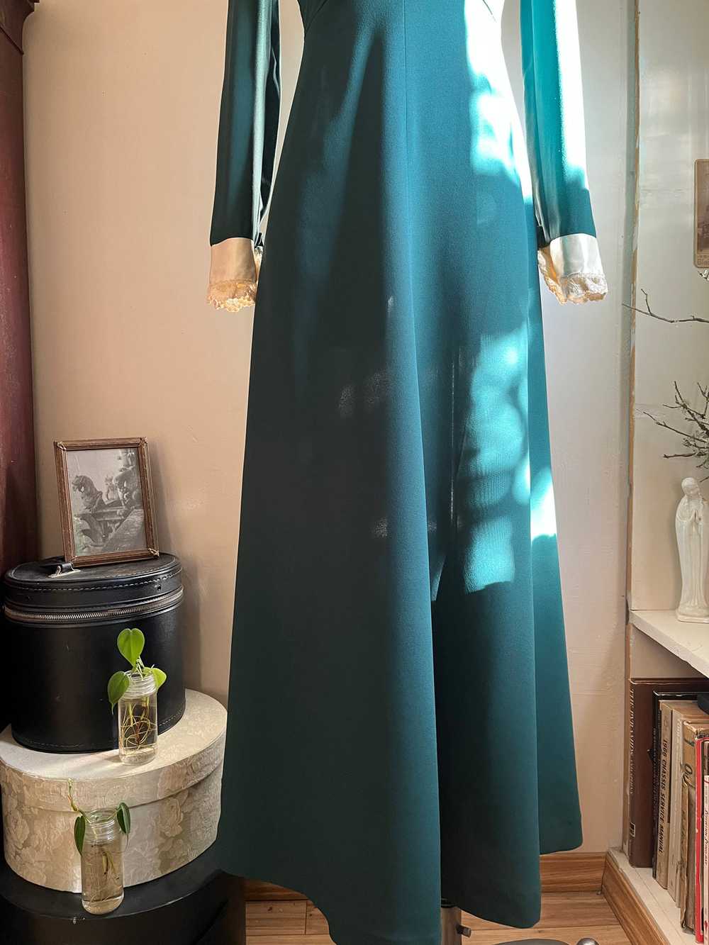 1970’s Vintage Pine Needle Green Crepe and Satin … - image 9