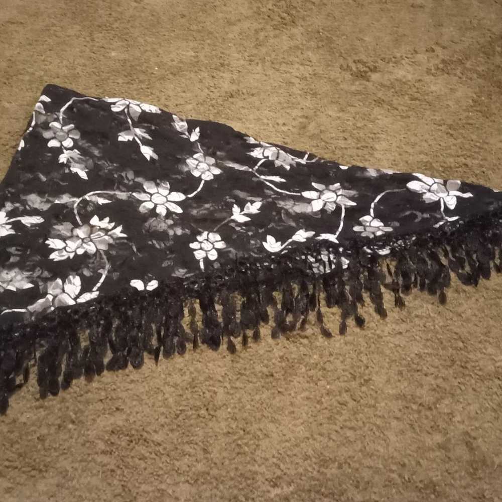 Women's black flowered scarf - image 3
