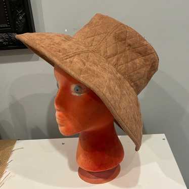 Vintage tan suede hat with a bohemian flair - image 1