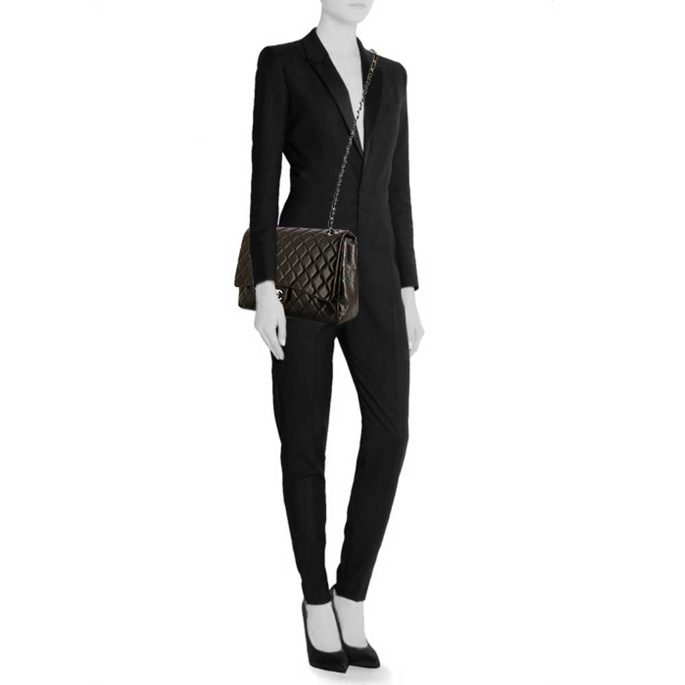 Chanel Timeless Maxi Jumbo handbag in brown quilt… - image 3