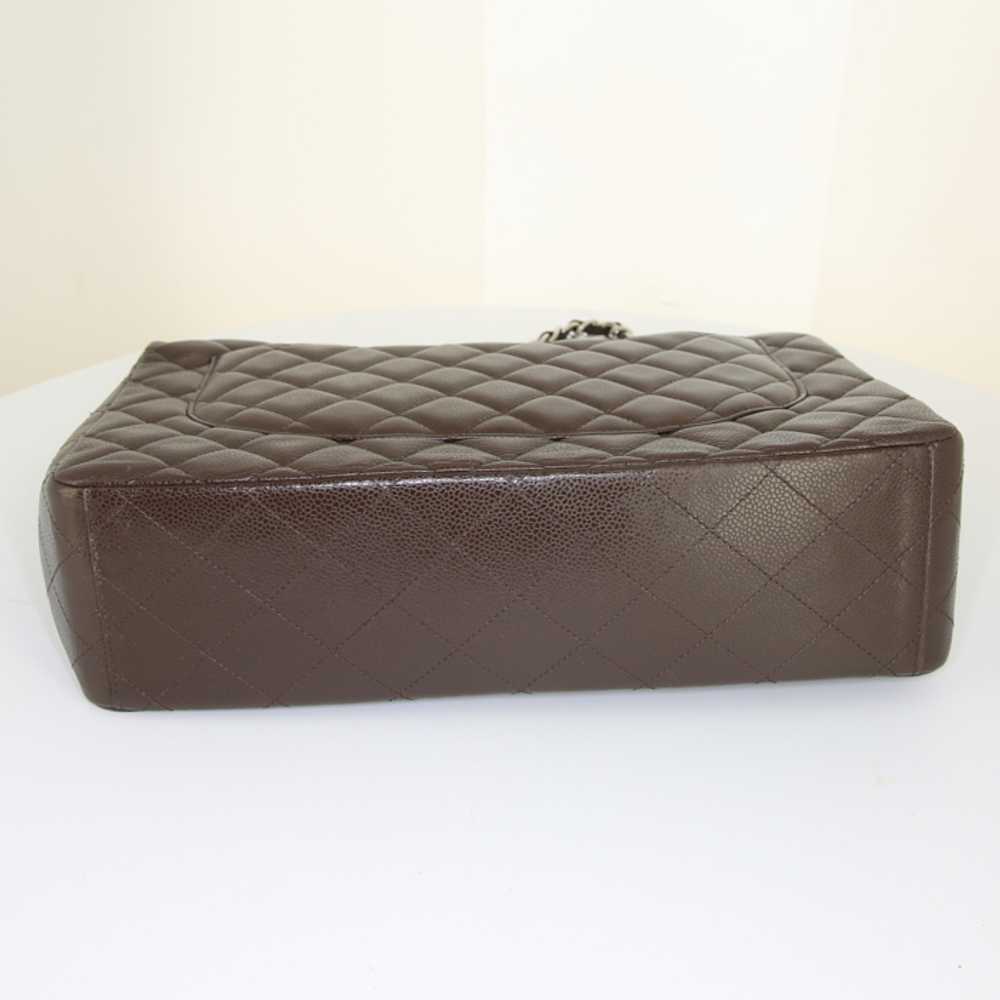 Chanel Timeless Maxi Jumbo handbag in brown quilt… - image 6