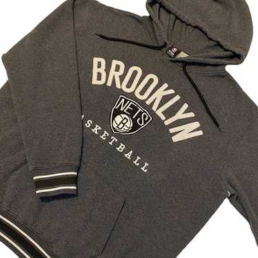 https://img.gem.app/899806741/1t/1702183689/brooklyn-nets-unk-nba-basketball-hoodie-or-mens.jpg