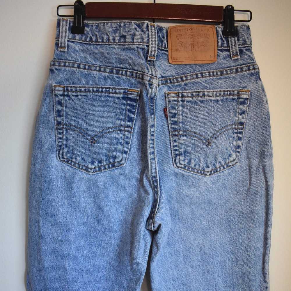 Vintage 521 Levi’s mom jeans light wash denim - image 8