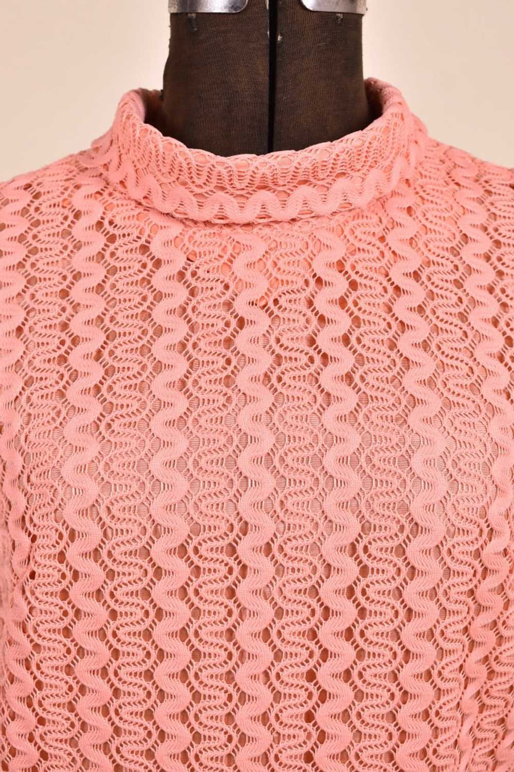 70s Neon Peach Squiggle Lace Dress with Pleated S… - image 4