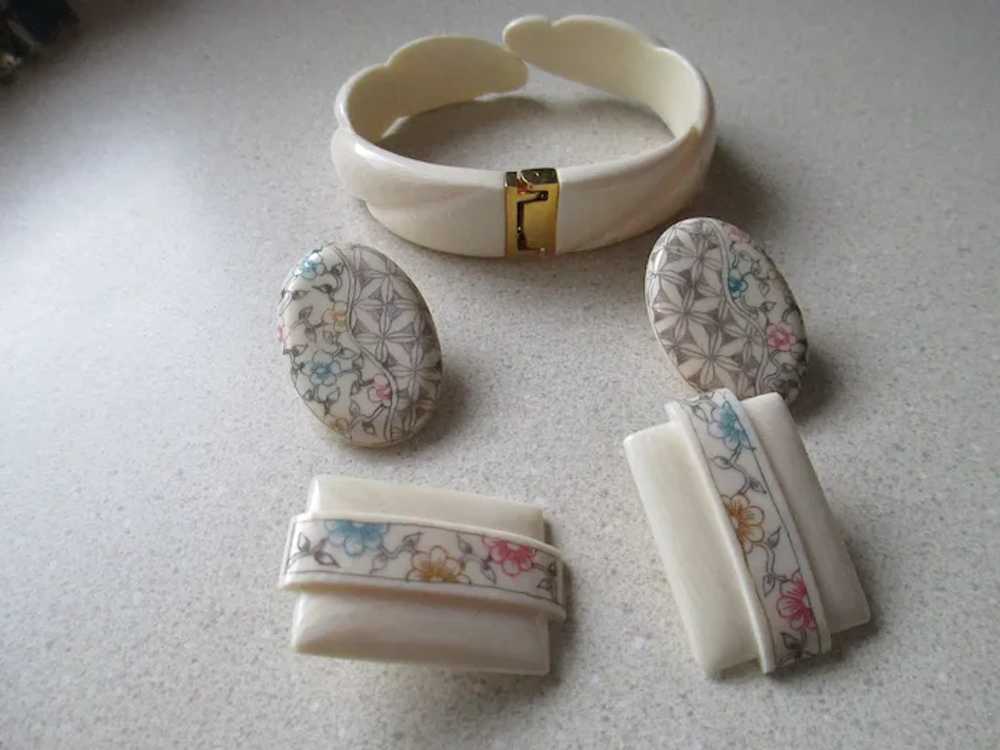 Vintage Acrylic Set Bracelet/2 Pairs of Clip Earr… - image 3