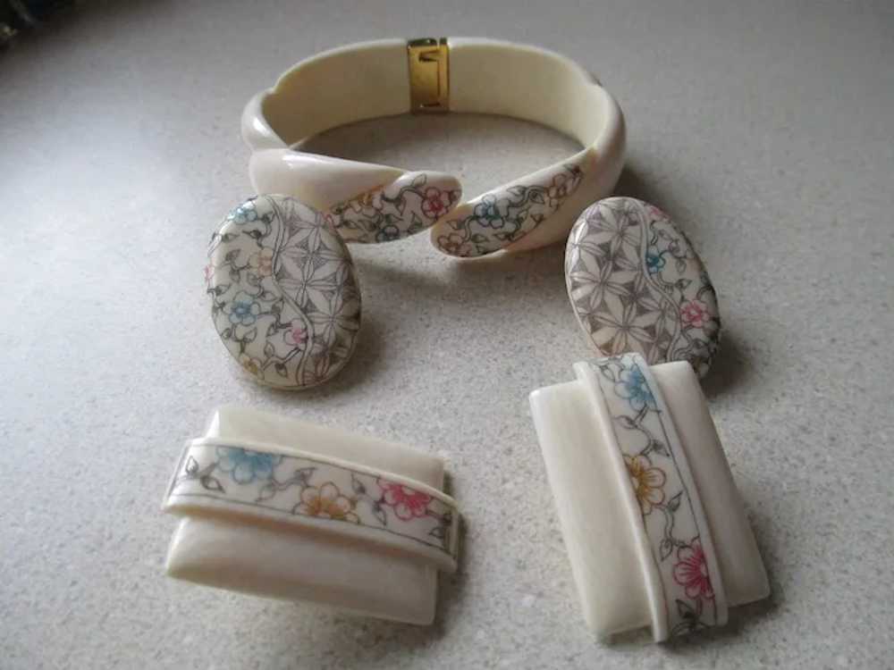 Vintage Acrylic Set Bracelet/2 Pairs of Clip Earr… - image 7