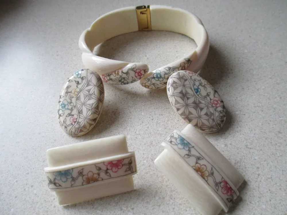Vintage Acrylic Set Bracelet/2 Pairs of Clip Earr… - image 9