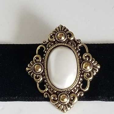 Vitage 90's pearlike button and black velvet chock