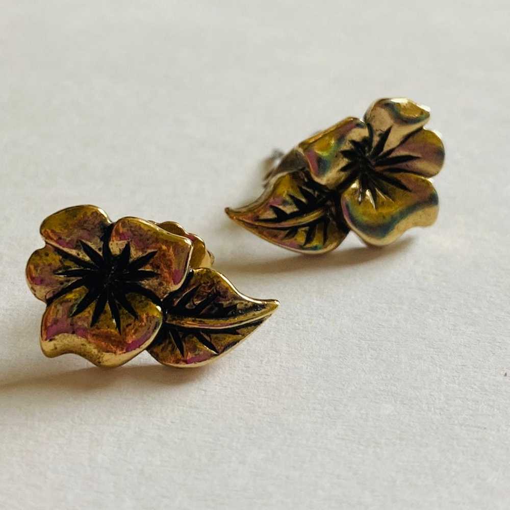 Earrings Vintage Avon gold tone flower stud style - image 1