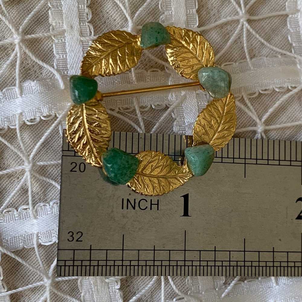 Vintage Aventurine and Yellow Gold Leaves Brooch - image 3