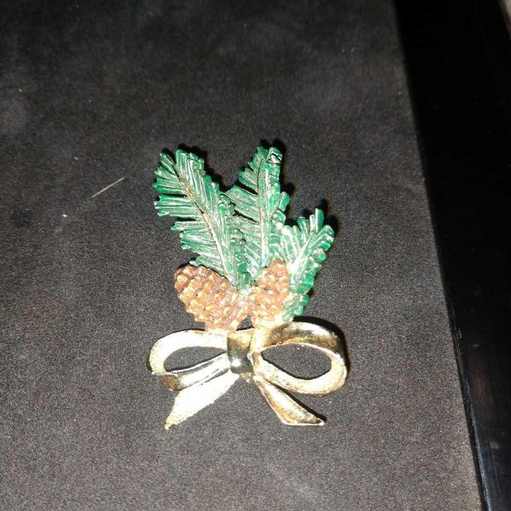 Vintage Gerry's Pine Cone Bow Enamel Brooch Pin C… - image 1