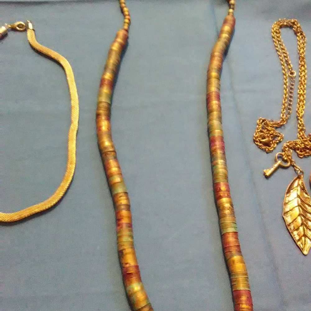 4 different unmarked metal necklaces - image 3
