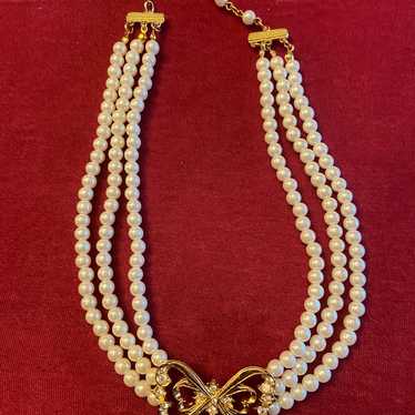 Faux pearl necklace with gold coloroed gem butter… - image 1