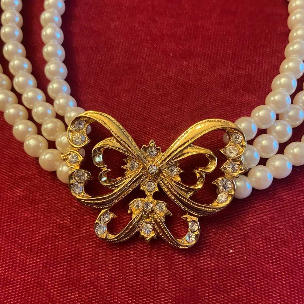 Faux pearl necklace with gold coloroed gem butter… - image 2