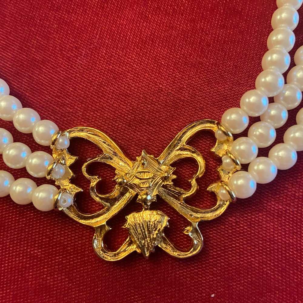 Faux pearl necklace with gold coloroed gem butter… - image 5