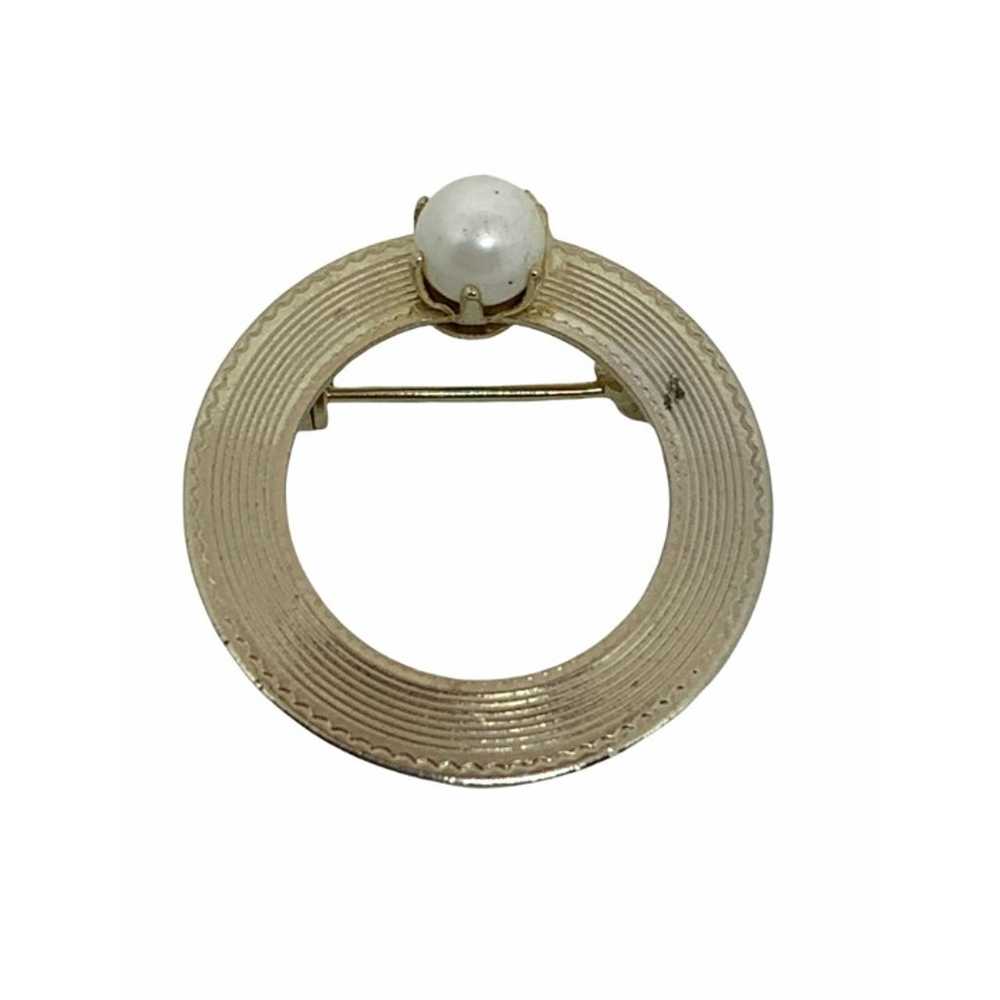 Vintage Gold Tone Circle Brooch with Pearl - image 1