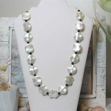 80's Carved Wavy Pearlized Beaded Neckla - image 1