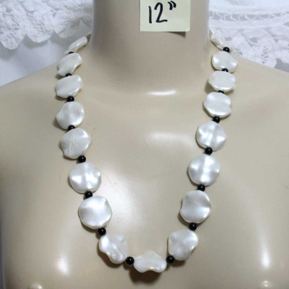80's Carved Wavy Pearlized Beaded Neckla - image 2