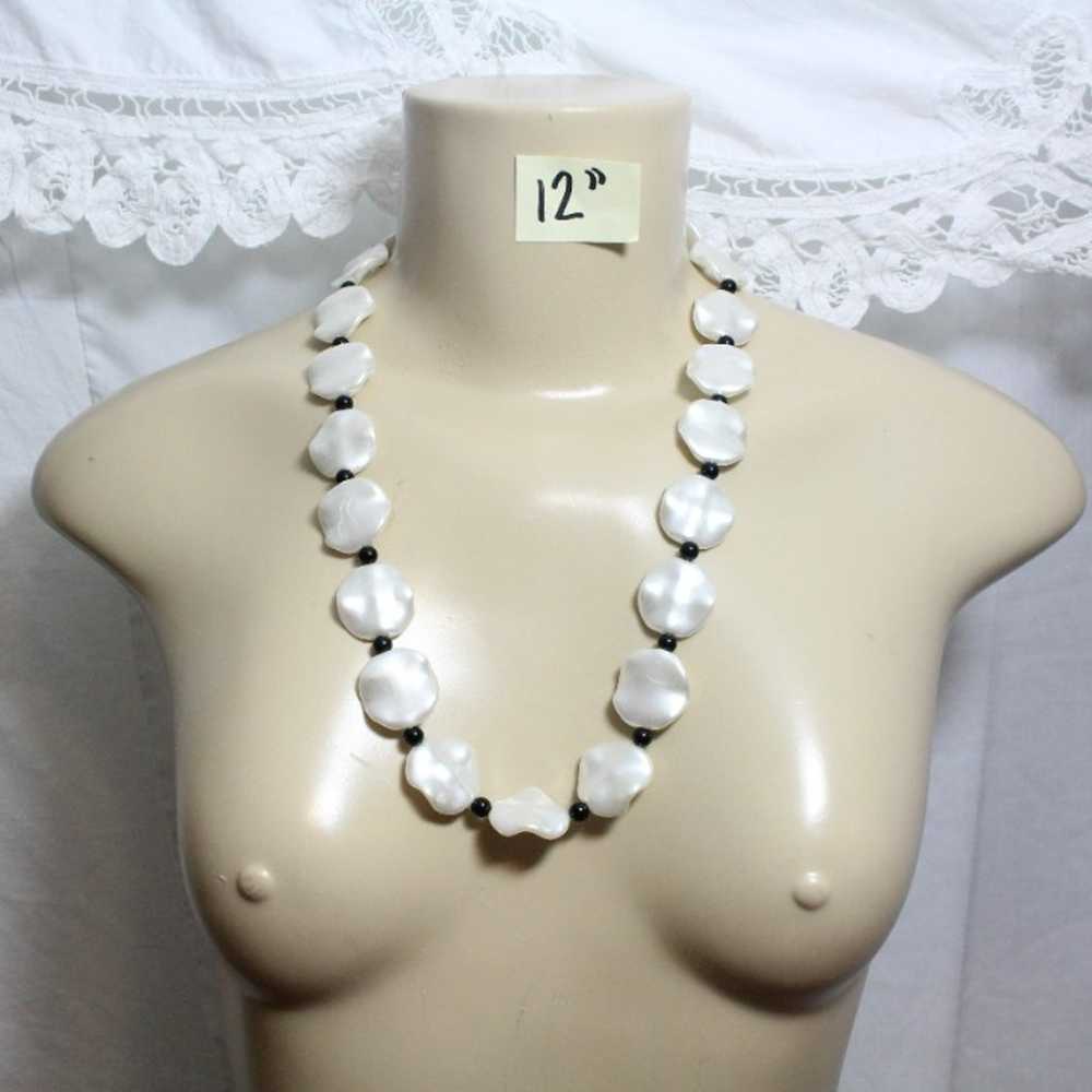 80's Carved Wavy Pearlized Beaded Neckla - image 3