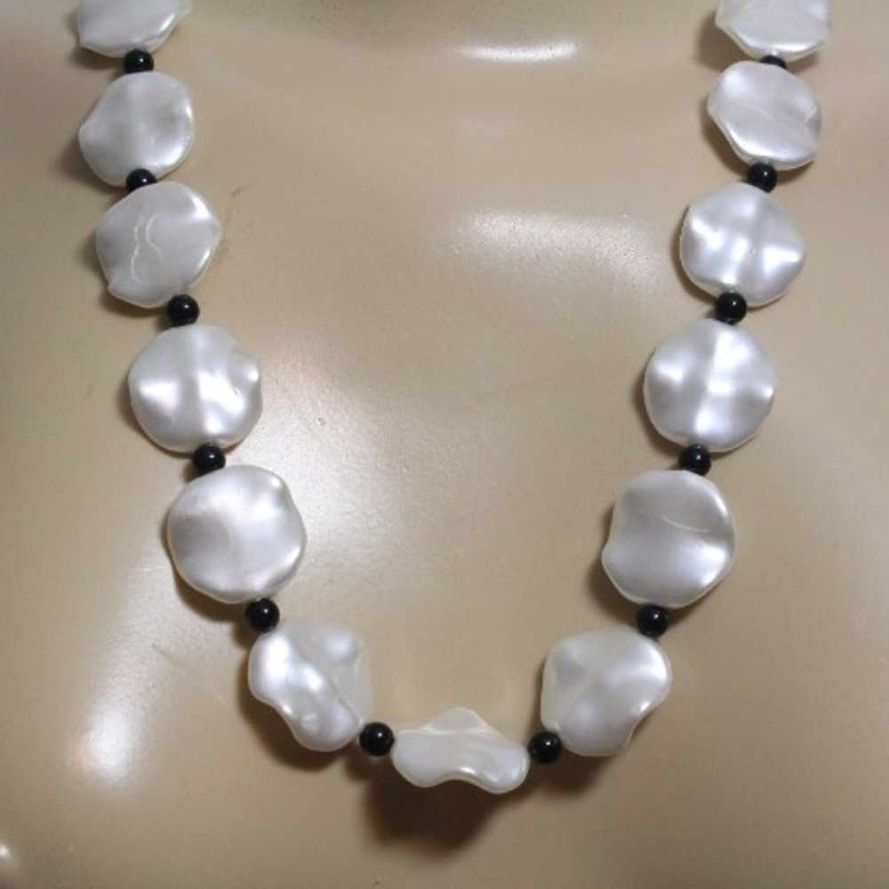 80's Carved Wavy Pearlized Beaded Neckla - image 4