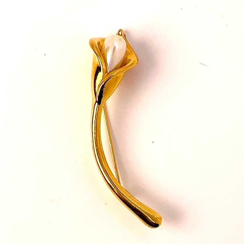 Vintage Calla Lily Gold Tone Pearl Brooch Pin - image 1