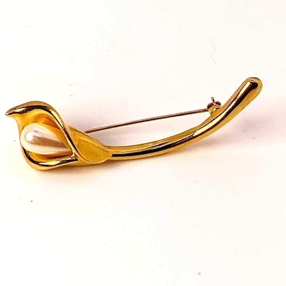 Vintage Calla Lily Gold Tone Pearl Brooch Pin - image 2