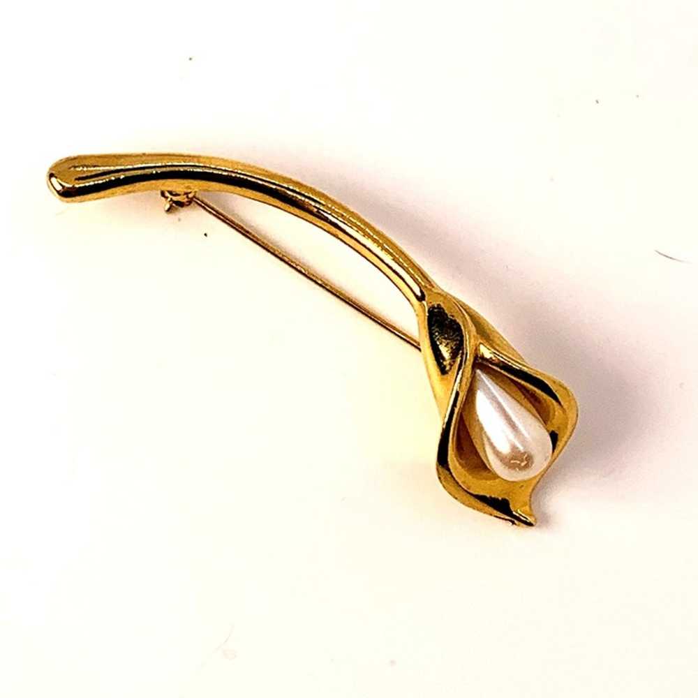 Vintage Calla Lily Gold Tone Pearl Brooch Pin - image 3