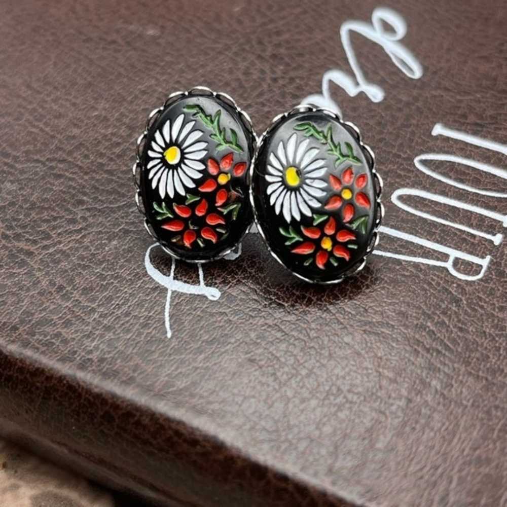 Vintage 1970s Black White Daisy Red Floral Caboch… - image 5