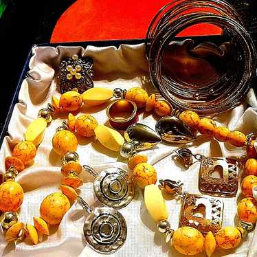Exquisite lot of vintage jewelry :-)