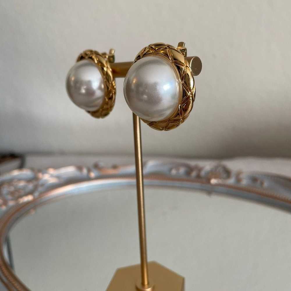 Vintage Gold Pearl Round Clip Earrings - image 4