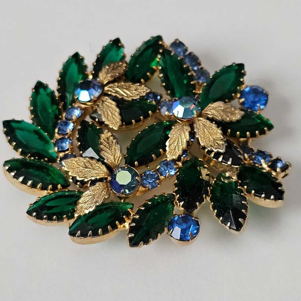 vintage brooch JULIAN 2.5 INCH,GOLDTONE GREEN AND… - image 1