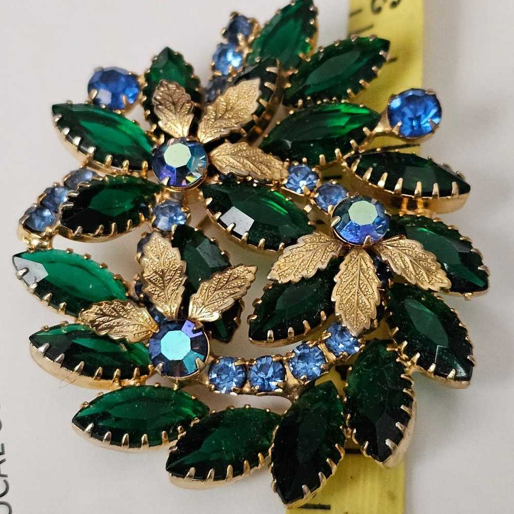 vintage brooch JULIAN 2.5 INCH,GOLDTONE GREEN AND… - image 3