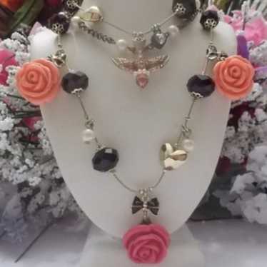 BETSEY JOHNSON RARE ROSE GARDEN NECKLACE - image 1