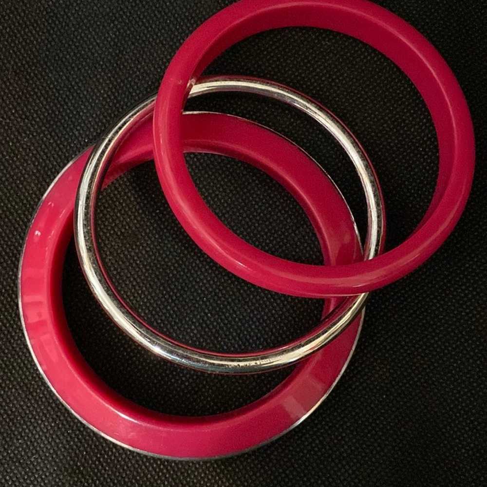 Vintage lot of 3 hot pink & silver resin Bracelet… - image 3