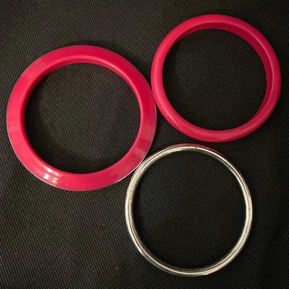 Vintage lot of 3 hot pink & silver resin Bracelet… - image 4
