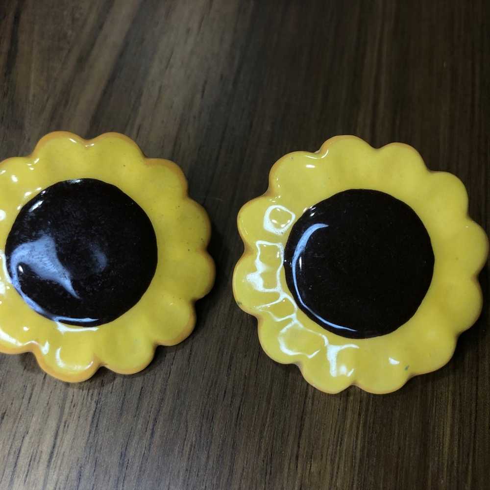 Absolutely ADORABLE Vintage Sunflower Earrings - image 2