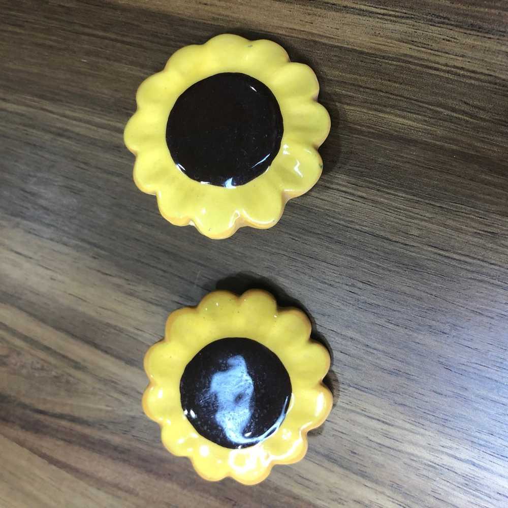 Absolutely ADORABLE Vintage Sunflower Earrings - image 3
