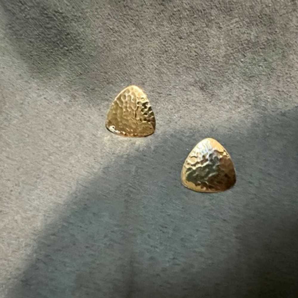 1980s Trifari Hammered Gold Triangle Earrings - image 2