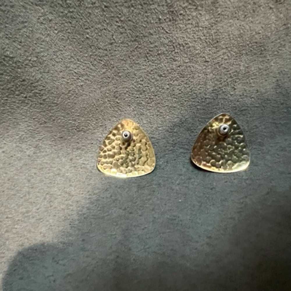 1980s Trifari Hammered Gold Triangle Earrings - image 3