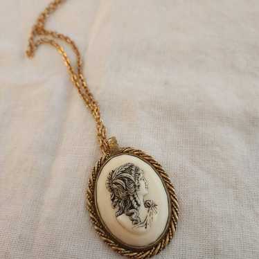 Sarah coventry 3D cameo pendant necklace - image 1