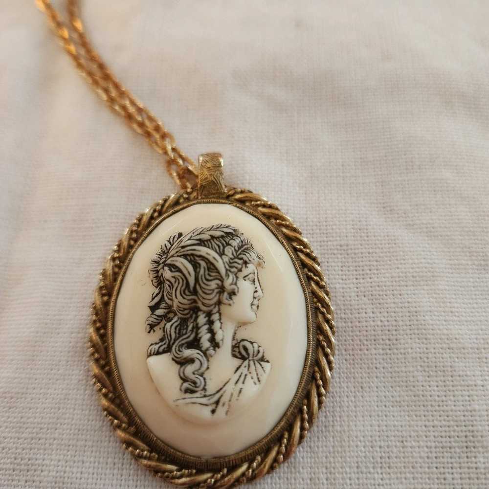 Sarah coventry 3D cameo pendant necklace - image 2