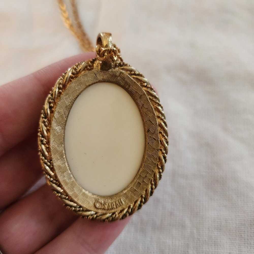 Sarah coventry 3D cameo pendant necklace - image 3