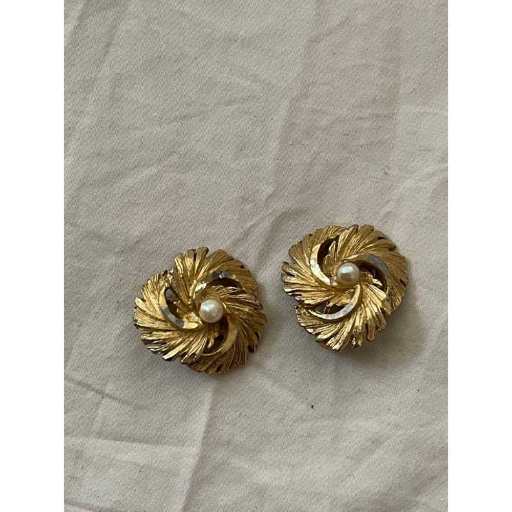 Vintage/Antique Gold Tone Swirl Floral Clip-on Ea… - image 1